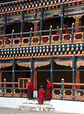 ブータンのパロ･ゾンと僧侶