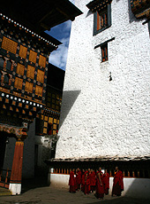 ブータンのパロ･ゾンと僧侶