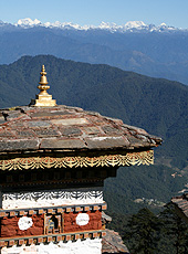 ブータンのドチェラ峠からのヒマラヤとチョルテン