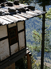 ブータンの山の中に立つ家