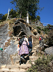 ブータンのタクツァン僧院への山道を歩く観光客