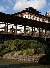 ブータンのカンチレバー橋とパロ・ゾン