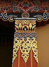 ブータンの政治と宗教の中心タシチョ・ゾンの柱