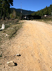 ブータンのドチェラ峠ちかくの集落へ続く道