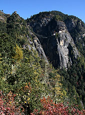 ブータンの紅葉と崖に建つタクツァン僧院