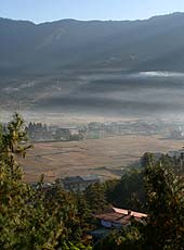 朝日が差し込むブータンの町