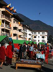 ブータンの国王の戴冠式に沸くティンプーの街