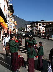 ブータンの国王の戴冠式に沸くティンプーの街と学生たち