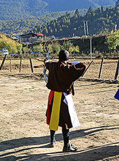 ブータンの国技の弓道をする男性