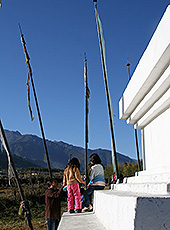 ブータンの仏塔で遊ぶ子供たち