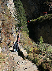 ブータンのタクツァン僧院への山道