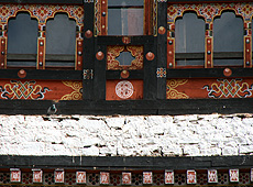 ブータンの伝統的な建築と鳩