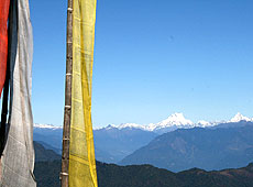 ブータンのドチェラ峠からのヒマラヤとタルチョ