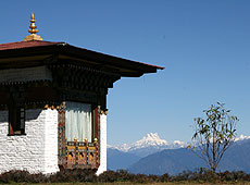 ブータンのドチェラ峠からのヒマラヤとブータン建築の建物