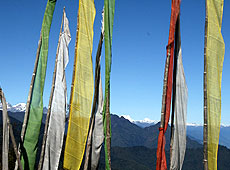 ブータンのヒマラヤの空になびくタルチョ
