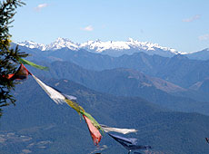 ブータンのドチェラ峠からのブータンヒマラヤとタルチョ