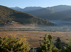 朝日に照らされるブータンの農村