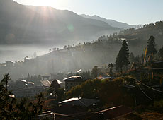 朝日に照らされるブータンの農村