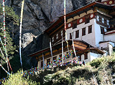 ブータンの聖地の崖の上に建つタクツァン僧院