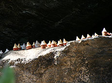 ブータンのタクツァン僧院への山道にあったツァツァ