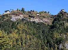 ブータンの山奥の山頂に建つ僧院