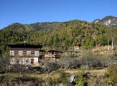 ブータンの里山と民家