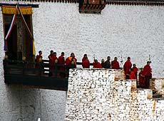 ブータンのパロ･ゾンで修行する僧侶たち