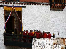 ブータンのパロ･ゾンで修行する僧侶