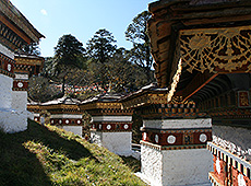 ブータンのドチェラ峠のチョルテン群