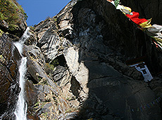 ブータンのタクツァン僧院のそばにある滝