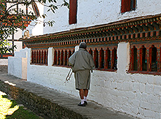 ブータンの最古の寺キチュ・ラカンを参拝する男性