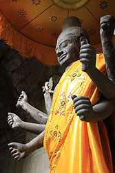 世界遺産アンコールワットのヴィシュヌ神像