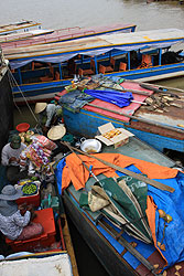 カンボジアのトレンサップ湖の船