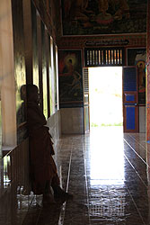 カンボジアのロレイ寺院の僧侶