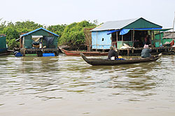 カンボジアのトンレサップ湖に浮かぶ家と船 