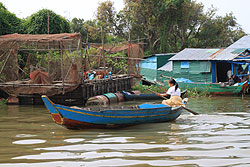 カンボジアのトンレサップ湖の船