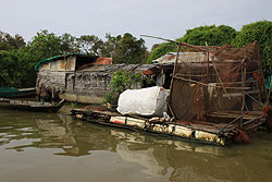カンボジアのトンレサップ湖に浮かぶ民家