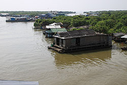 カンボジアのトンレサップ湖に浮かぶ船の家
