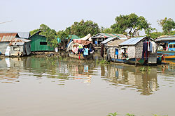 カンボジアのトンレサップ湖の水上の家 