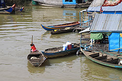 カンボジアのトンレサップ湖に浮かぶ船