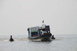 カンボジアのトンレサップ湖の船