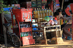 ペットボトルでガソリンを売るカンボジアの売店