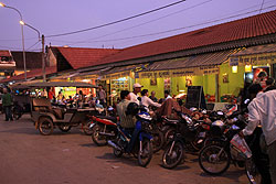 カンボジアの夕暮れのオールドマーケット 