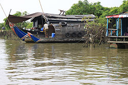 カンボジアのトンレサップ湖の水上の家