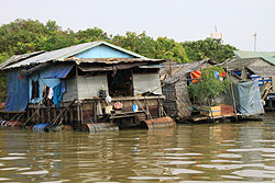 カンボジアのトンレサップ湖に浮かぶ家