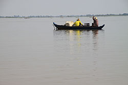 カンボジアのトンレサップ湖で漁をする男性