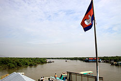 東南アジア最大のトンレサップ湖とカンボジア国旗