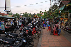 カンボジアの夕暮れのオールドマーケット