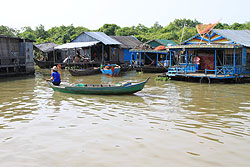 カンボジアのトンレサップ湖の水上村