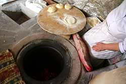 アルメニアの伝統的な主食 ラバッシュを焼く窯